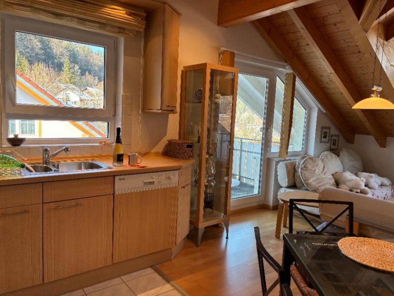 St. Blasien Lichtdurchflutetes Wohnambiente in einer 2-Zimmer-Dachgeschosswohnung - unverbauter Panoramablick über St. Blasien und direkter