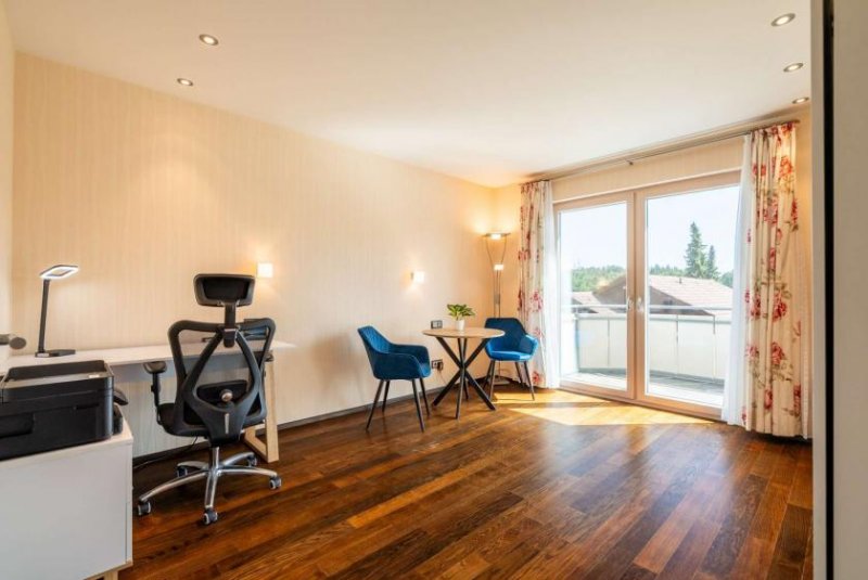 Löffingen LUXUS-ZWEIFAMILIENHAUS MIT AUFZUG, SAUNA, GARTEN, GARAGEN & KOI-BECKEN Haus kaufen