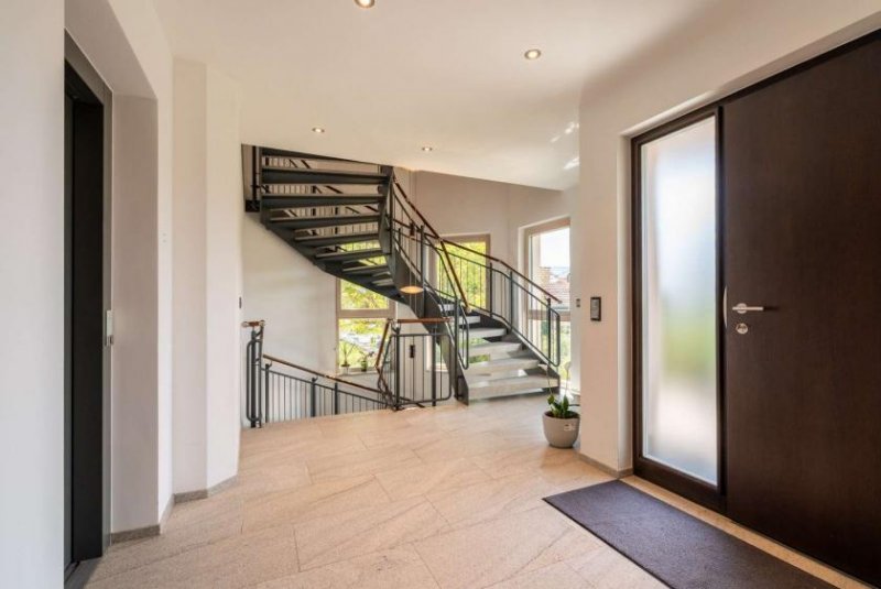 Löffingen LUXUS-ZWEIFAMILIENHAUS MIT AUFZUG, SAUNA, GARTEN, GARAGEN & KOI-BECKEN Haus kaufen