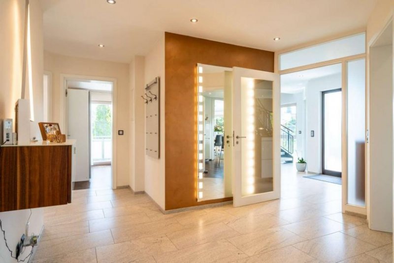 Löffingen LUXUS-ZWEIFAMILIENHAUS MIT AUFZUG, SAUNA, GARTEN, GARAGEN & KOI-BECKEN Haus kaufen