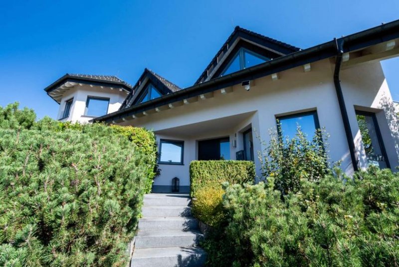 Löffingen LUXUS-ZWEIFAMILIENHAUS MIT AUFZUG, SAUNA, GARTEN, GARAGEN & KOI-BECKEN Haus kaufen