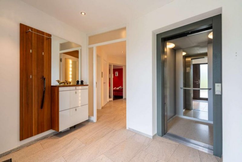 Löffingen LUXUS-ZWEIFAMILIENHAUS MIT AUFZUG, SAUNA, GARTEN, GARAGEN & KOI-BECKEN Haus kaufen