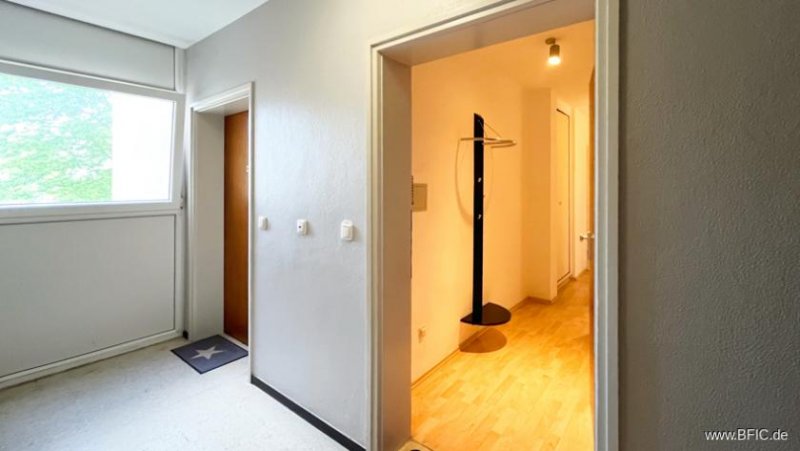 München Bezugsfreies Apartment mit Balkon – direkt an der U-Bahn - gross hell renoviert Wohnung kaufen