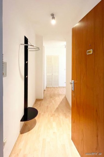 München Bezugsfreies Apartment mit Balkon – direkt an der U-Bahn - gross hell renoviert Wohnung kaufen