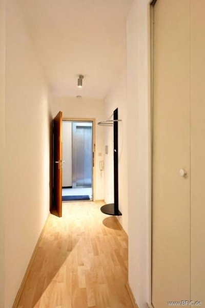 München Bezugsfreies Apartment mit Balkon – direkt an der U-Bahn - gross hell renoviert Wohnung kaufen