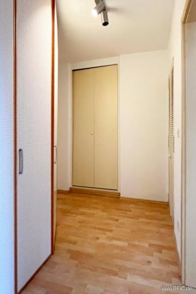 München Bezugsfreies Apartment mit Balkon – direkt an der U-Bahn - gross hell renoviert Wohnung kaufen