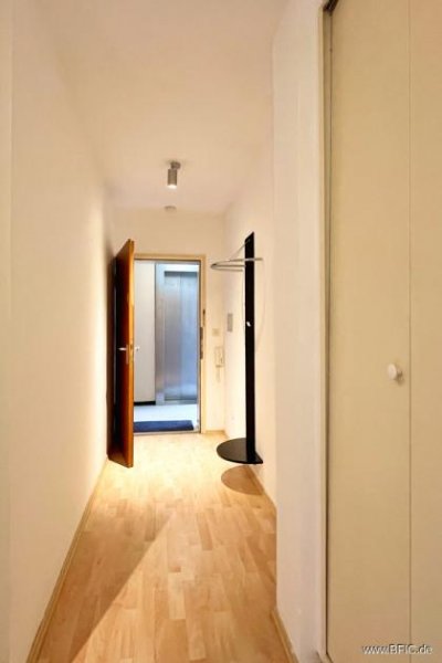 München Bezugsfreies Apartment mit Balkon – direkt an der U-Bahn - gross hell renoviert Wohnung kaufen