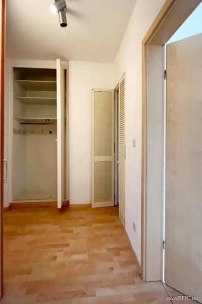 München Bezugsfreies Apartment mit Balkon – direkt an der U-Bahn - gross hell renoviert Wohnung kaufen