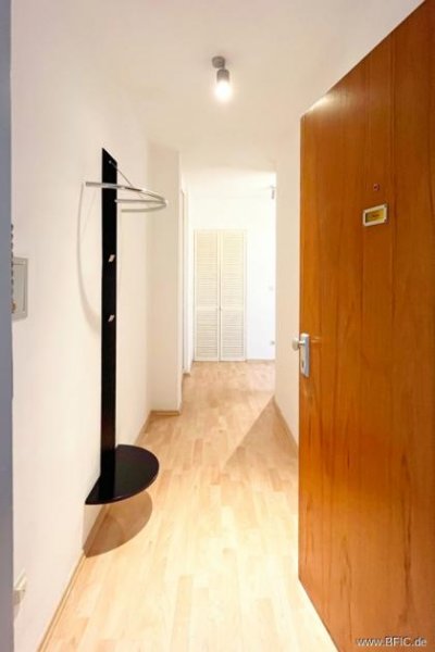 München Bezugsfreies Apartment mit Balkon – direkt an der U-Bahn - gross hell renoviert Wohnung kaufen