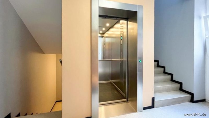 München Bezugsfreies Apartment mit Balkon – direkt an der U-Bahn - gross hell renoviert Wohnung kaufen