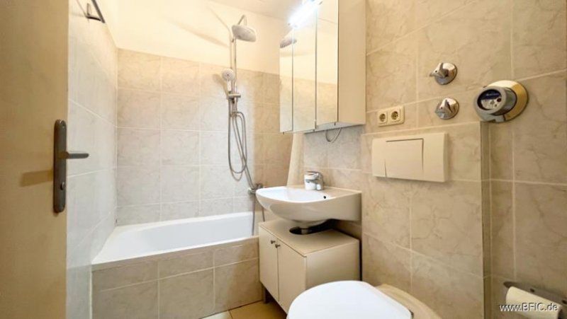 München Bezugsfreies Apartment mit Balkon – direkt an der U-Bahn - gross hell renoviert Wohnung kaufen