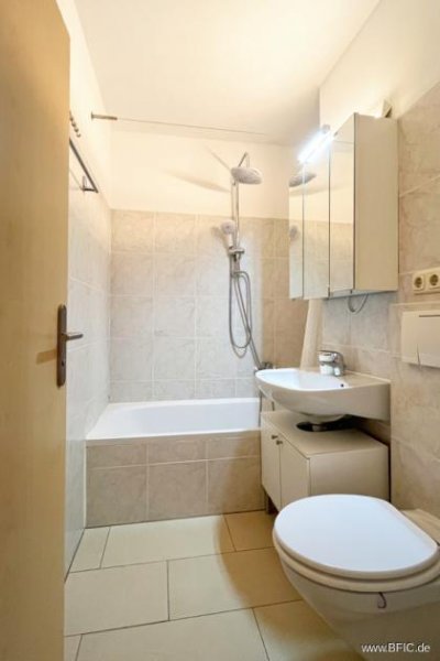 München Bezugsfreies Apartment mit Balkon – direkt an der U-Bahn - gross hell renoviert Wohnung kaufen