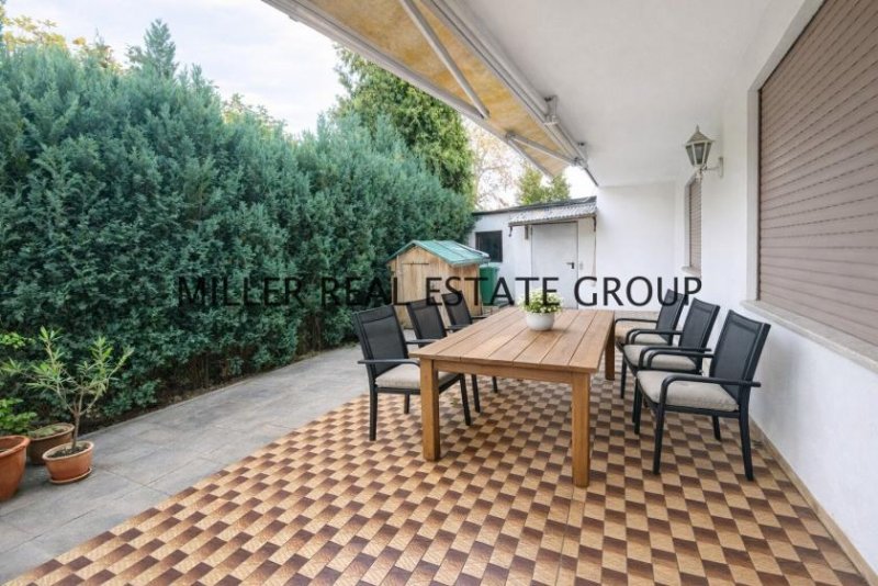 Ingolstadt Großzügiges Zweifamilienhaus in Ingolstadt mit Ausbaupotenzial - ca. 295 m² Wohnfläche, Doppelgarage mit Werkstatt, zwei und