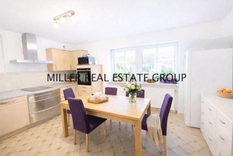 Ingolstadt Großzügiges Zweifamilienhaus in Ingolstadt mit Ausbaupotenzial - ca. 295 m² Wohnfläche, Doppelgarage mit Werkstatt, zwei und