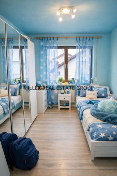 Ingolstadt Großzügiges Zweifamilienhaus in Ingolstadt mit Ausbaupotenzial - ca. 295 m² Wohnfläche, Doppelgarage mit Werkstatt, zwei und