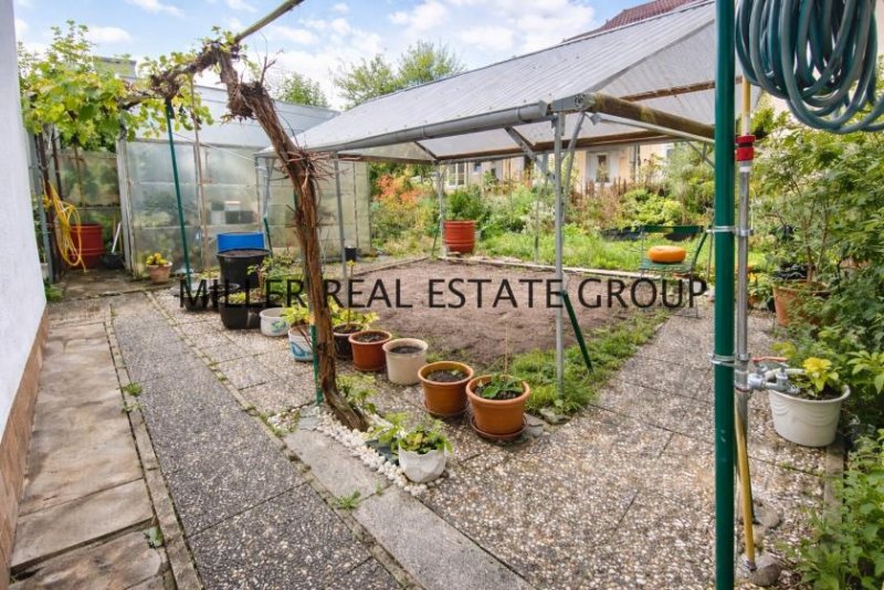 Ingolstadt Großzügiges Zweifamilienhaus in Ingolstadt mit Ausbaupotenzial - ca. 295 m² Wohnfläche, Doppelgarage mit Werkstatt, zwei und