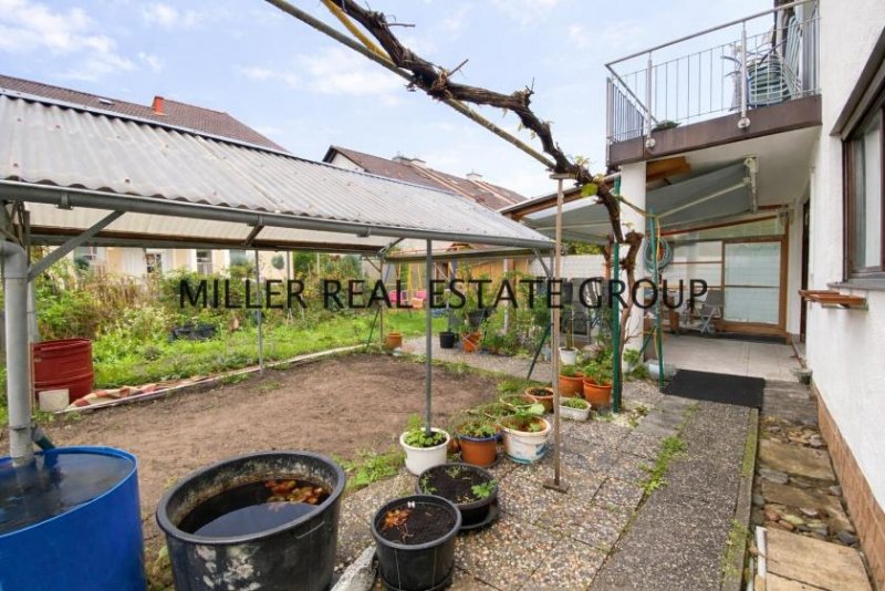 Ingolstadt Großzügiges Zweifamilienhaus in Ingolstadt mit Ausbaupotenzial - ca. 295 m² Wohnfläche, Doppelgarage mit Werkstatt, zwei und