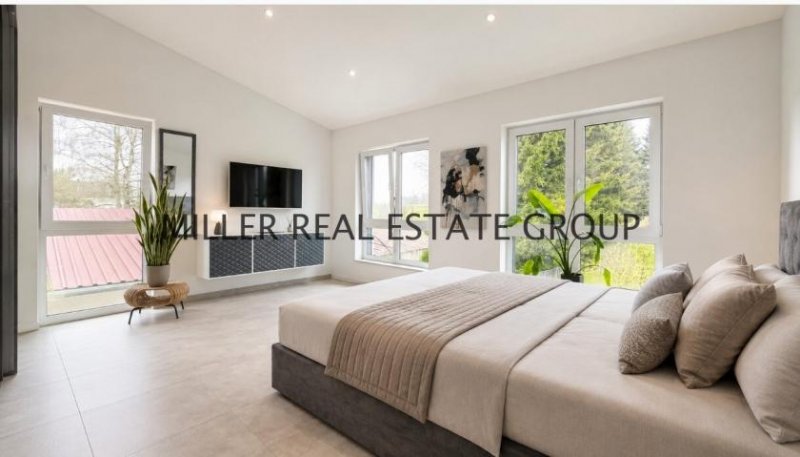 Denkendorf Exklusive Luxusvilla in 85095 Denkendorf - Einliegerwohnung, XXL-Garage, Südgarten & unverbaubarer Weitblick! Haus kaufen