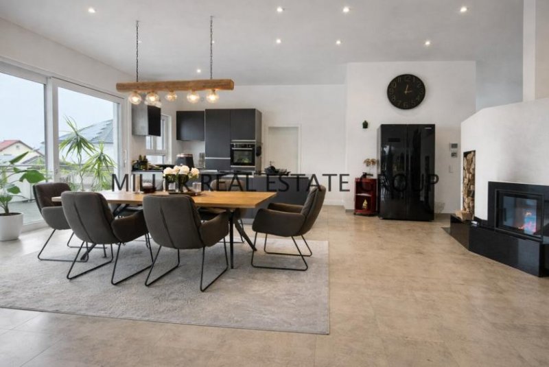 Denkendorf Exklusive Luxusvilla in 85095 Denkendorf - Einliegerwohnung, XXL-Garage, Südgarten & unverbaubarer Weitblick! Haus kaufen