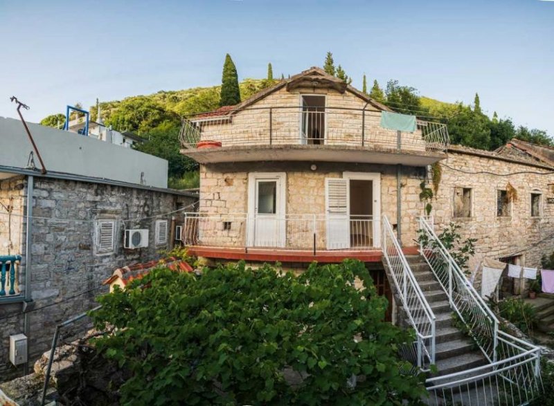 Tivat Historic stone house on the beachfront for a hostel with a yield of over 30% per annum in Tivat, Lepetane Gewerbe kaufen