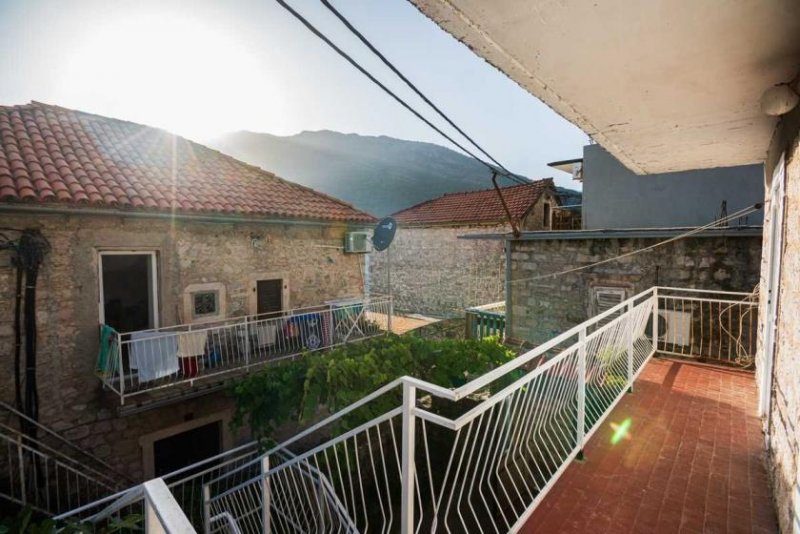 Tivat Part of a historic stone house (1st and 2nd floors) with a courtyard on the first line in Lepetane, Tivat Wohnung kaufen