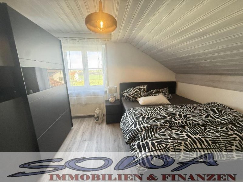 Königsmoos Charmante Dachgeschosswohnung mit Balkon, Garten & Garage in Königsmoos - Ein Objekt von Ihrem Immobilienpartner SOWA und