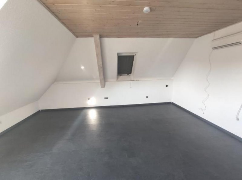 Hausen (Landkreis Forchheim) Große Maisonette mit Klimaanlagen (aktuell in 2 Wohnungen unterteilt) mit 2 Balkonen, 2 Einbauküchen und 2 Stellplätzen