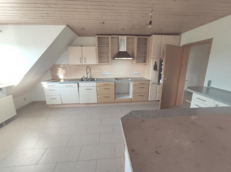 Hausen (Landkreis Forchheim) Große Maisonette mit Klimaanlagen (aktuell in 2 Wohnungen unterteilt) mit 2 Balkonen, 2 Einbauküchen und 2 Stellplätzen