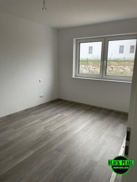 Oberschneiding Heute an morgen denken! Nur 8km vom zukünftigen BMW Standort! Sonnige 4 Zimmer Neubauwohnung steht zum Einzug bereit! Wohnung