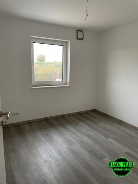 Oberschneiding Heute an morgen denken! Nur 8km vom zukünftigen BMW Standort! Sonnige 4 Zimmer Neubauwohnung steht zum Einzug bereit! Wohnung