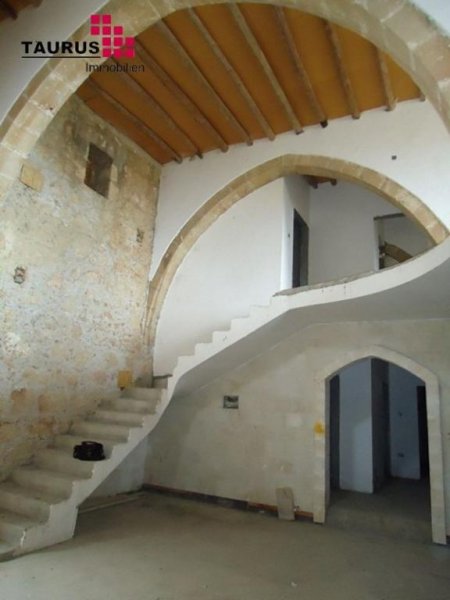 Karsiyaka Großartiges, teilweise renoviertes Carob-Lagerhaus mit exklusivem Panorama Haus kaufen