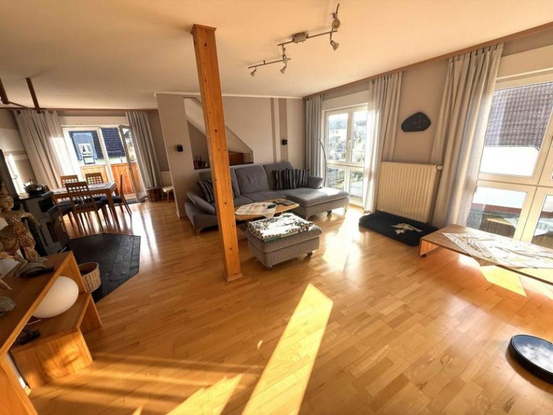 Naila Naila: Großzügige Eigentumswohnung mit Balkon und Garage Wohnung kaufen