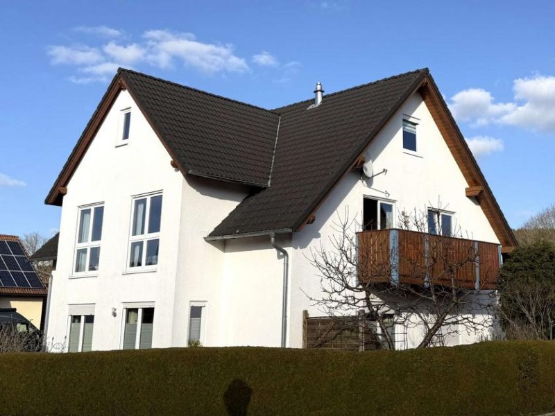 Naila Naila: Großzügige Eigentumswohnung mit Balkon und Garage Wohnung kaufen