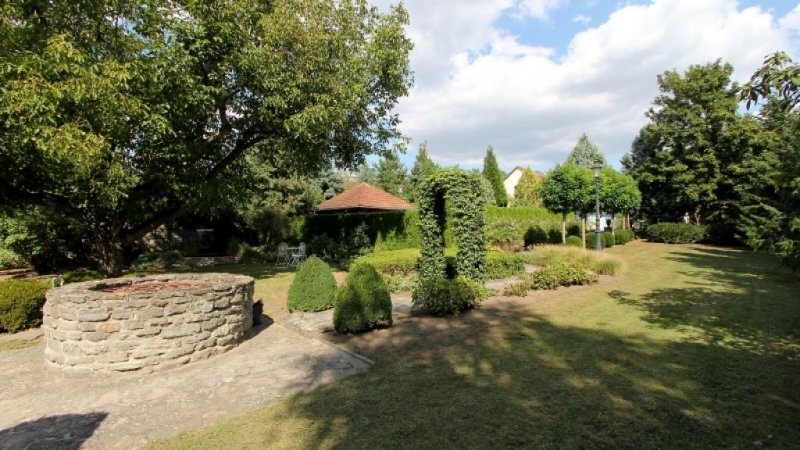 Kissomlyó Für Liebhaber des Besonderen! Großzügiges Landhaus mit zwei Gästehäusern und Kapelle Haus kaufen