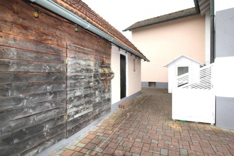 Kronach Großes Wohnhaus für 2 Familien!
Selbst nutzen, oder vermieten - entscheiden Sie selbst! Haus kaufen