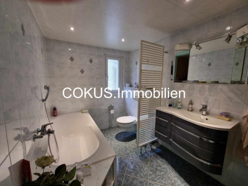 Steinbach-Hallenberg Behagliches Zuhause - größeres EFH mit Naturgarten und 3x Garage Haus kaufen