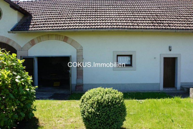 Hümpfershausen Ihr Platz in der Rhön: solides Wohnhaus mit großem Nebengelass, Park-Garten & Weitblick Haus kaufen