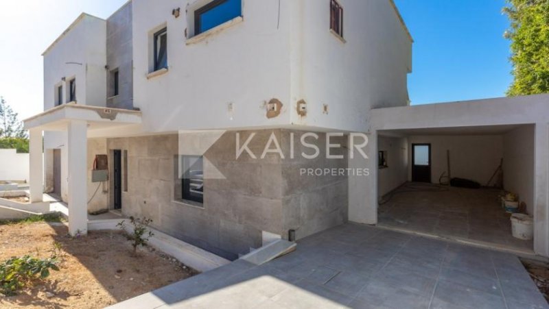 Albufeira Diese geräumige Villa mit offenem Meerblick und nur wenige Gehminuten vom Strand, Restaurants, Geschäften und Supermarkt wird