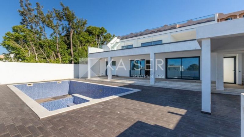 Albufeira Diese geräumige Villa mit offenem Meerblick und nur wenige Gehminuten vom Strand, Restaurants, Geschäften und Supermarkt wird