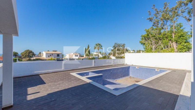 Albufeira Diese geräumige Villa mit offenem Meerblick und nur wenige Gehminuten vom Strand, Restaurants, Geschäften und Supermarkt wird