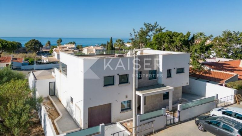 Albufeira Diese geräumige Villa mit offenem Meerblick und nur wenige Gehminuten vom Strand, Restaurants, Geschäften und Supermarkt wird