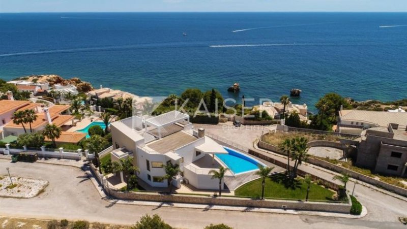 Albufeira Diese prächtige Villa mit moderner Architektur und einem fantastischen 360-Grad-Blick über Land und Meer liegt in einer Gegend
