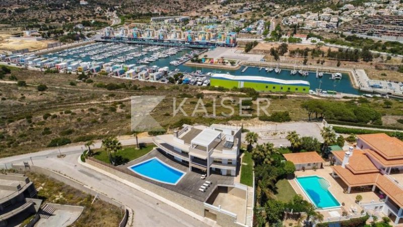 Albufeira Diese prächtige Villa mit moderner Architektur und einem fantastischen 360-Grad-Blick über Land und Meer liegt in einer Gegend