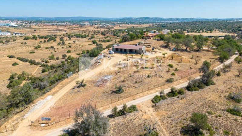 Algoz Diese wunderschöne einstöckige Villa mit 3 Schlafzimmern und Garage befindet sich im Bau auf einem 122.840 m² großen in der