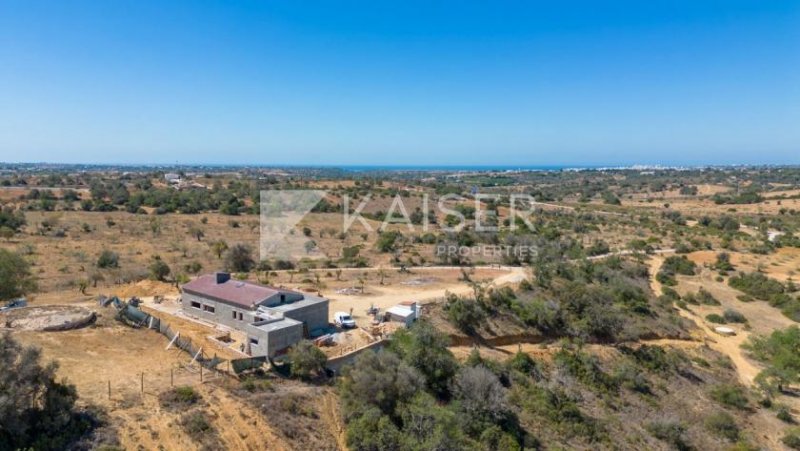 Algoz Diese wunderschöne einstöckige Villa mit 3 Schlafzimmern und Garage befindet sich im Bau auf einem 122.840 m² großen in der