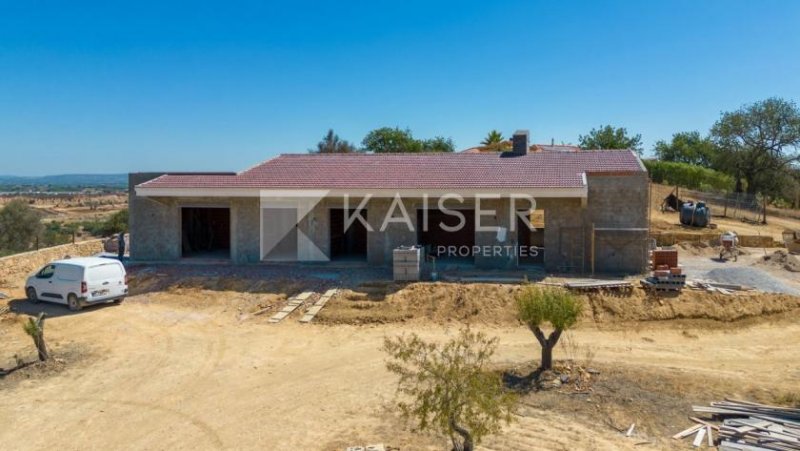 Algoz Diese wunderschöne einstöckige Villa mit 3 Schlafzimmern und Garage befindet sich im Bau auf einem 122.840 m² großen in der