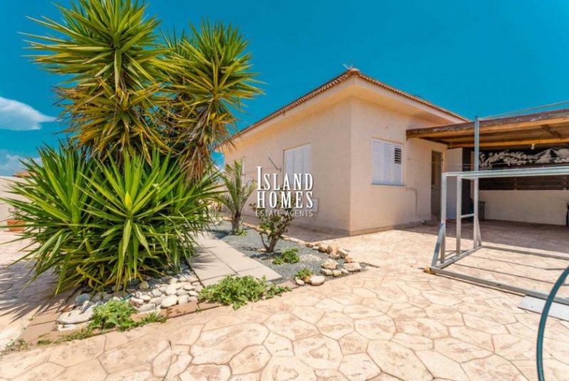 Avgorou 2 bedroom, 1 bathroom, semi-detached bungalow in quiet rural area of Avgorou village with Title Deed for share of land - on a l