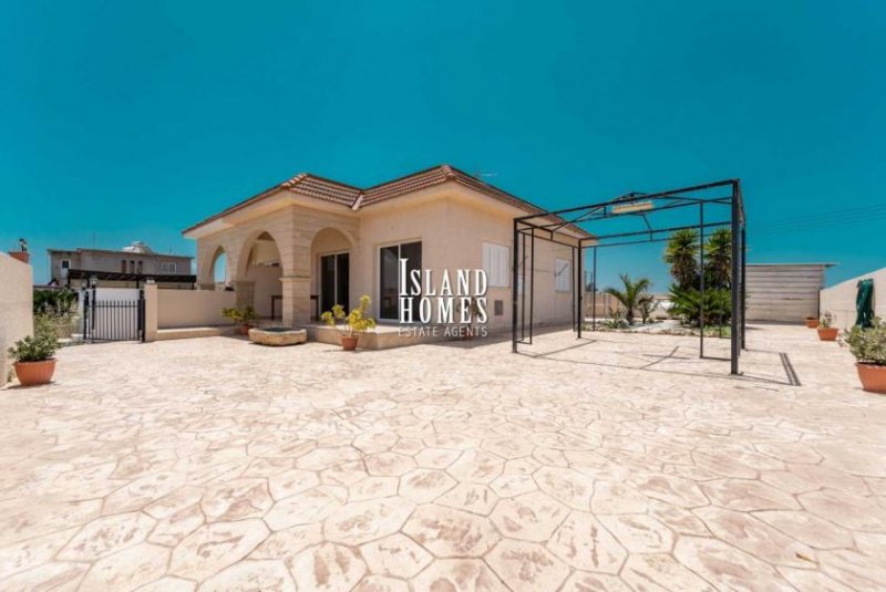 Avgorou 2 bedroom, 1 bathroom, semi-detached bungalow in quiet rural area of Avgorou village with Title Deed for share of land - on a l