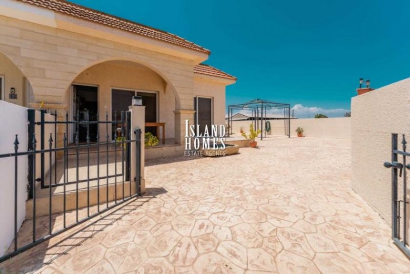 Avgorou 2 bedroom, 1 bathroom, semi-detached bungalow in quiet rural area of Avgorou village with Title Deed for share of land - on a l