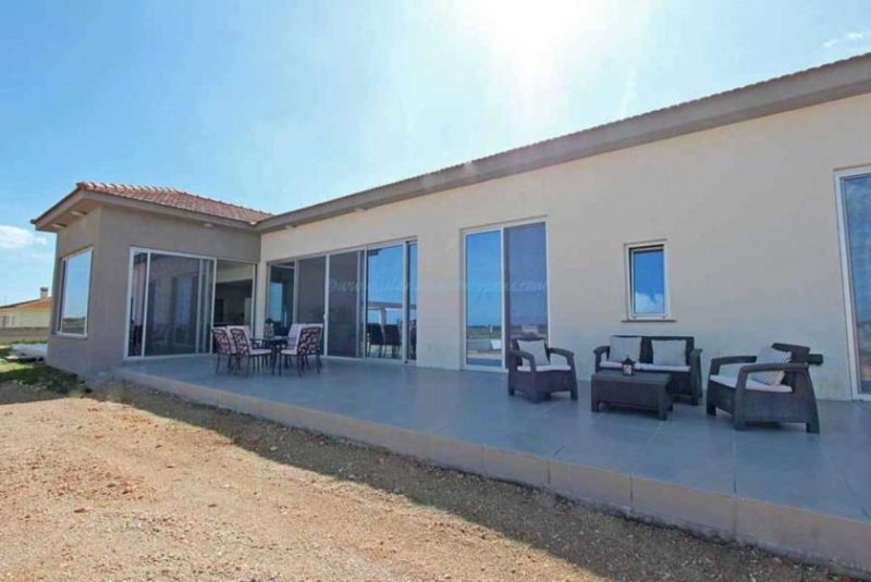 Avgorou One of a kind, private build 5 bedroom property on huge 5587m2 plot with TITLE DEEDS and many special features - AVG121.This